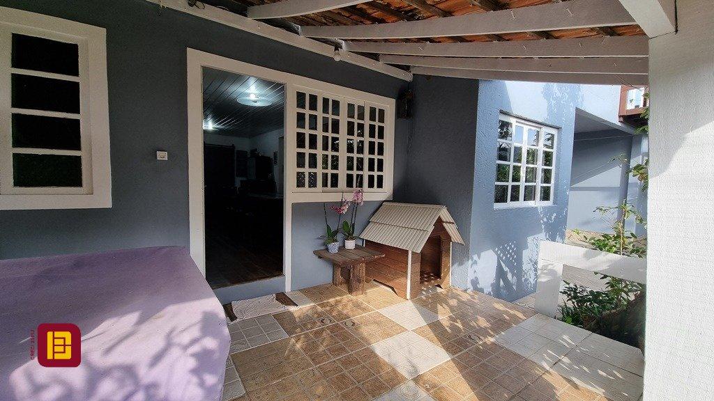 Casa com 270m², 6 quartos (sendo 1 suíte), 2 garagens, no bairro Sambaqui em Florianópolis
