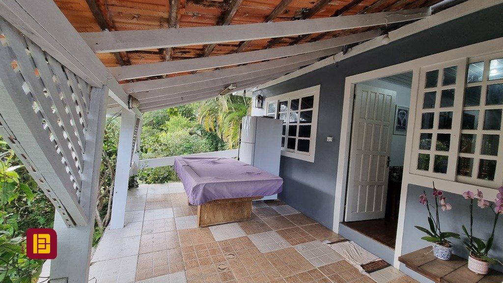 Casa com 270m², 6 quartos (sendo 1 suíte), 2 garagens, no bairro Sambaqui em Florianópolis