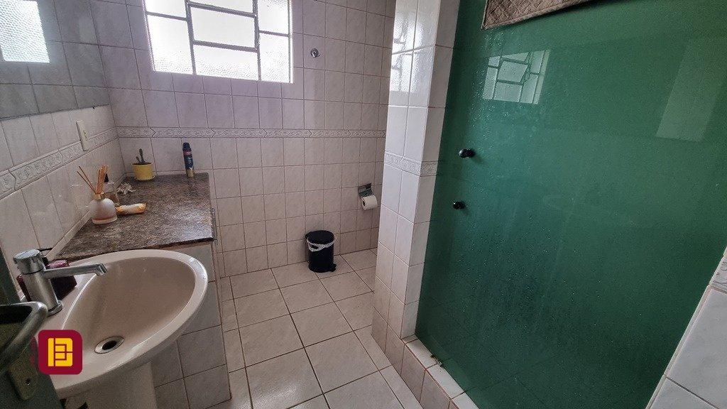 Casa com 270m², 6 quartos (sendo 1 suíte), 2 garagens, no bairro Sambaqui em Florianópolis