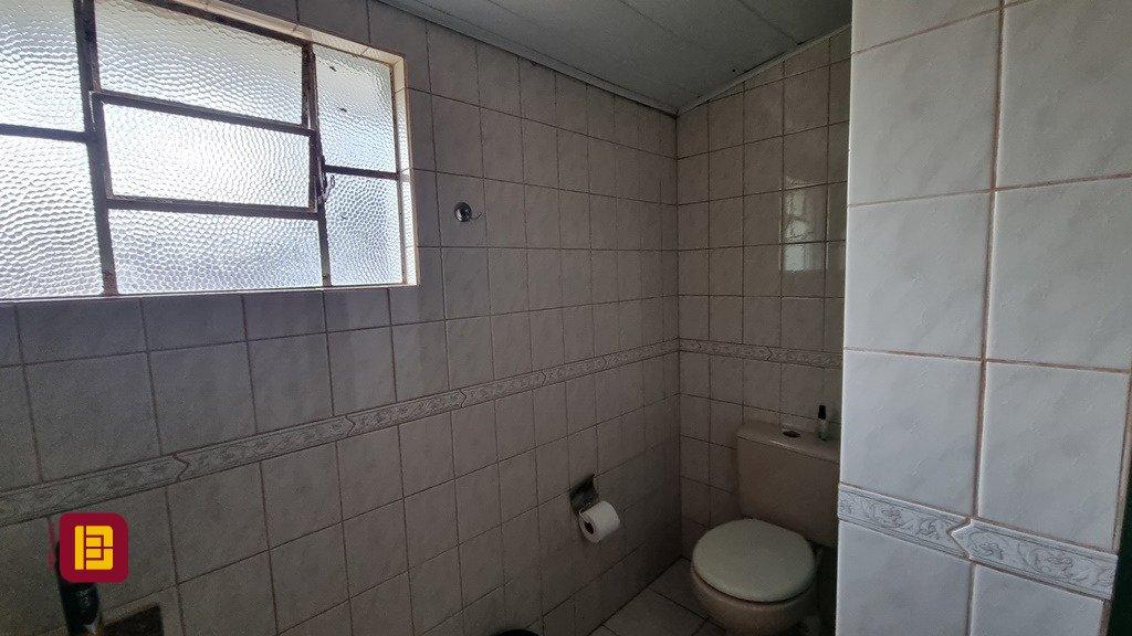 Casa com 270m², 6 quartos (sendo 1 suíte), 2 garagens, no bairro Sambaqui em Florianópolis