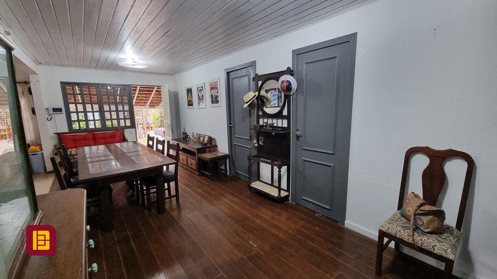 Casa com 270m², 6 quartos (sendo 1 suíte), 2 garagens, no bairro Sambaqui em Florianópolis