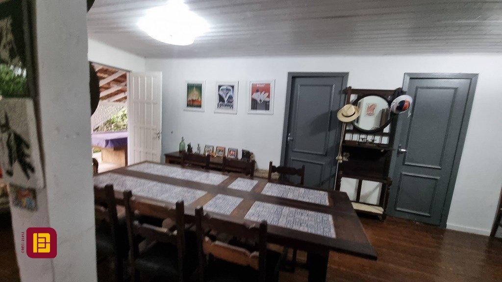 Casa com 270m², 6 quartos (sendo 1 suíte), 2 garagens, no bairro Sambaqui em Florianópolis