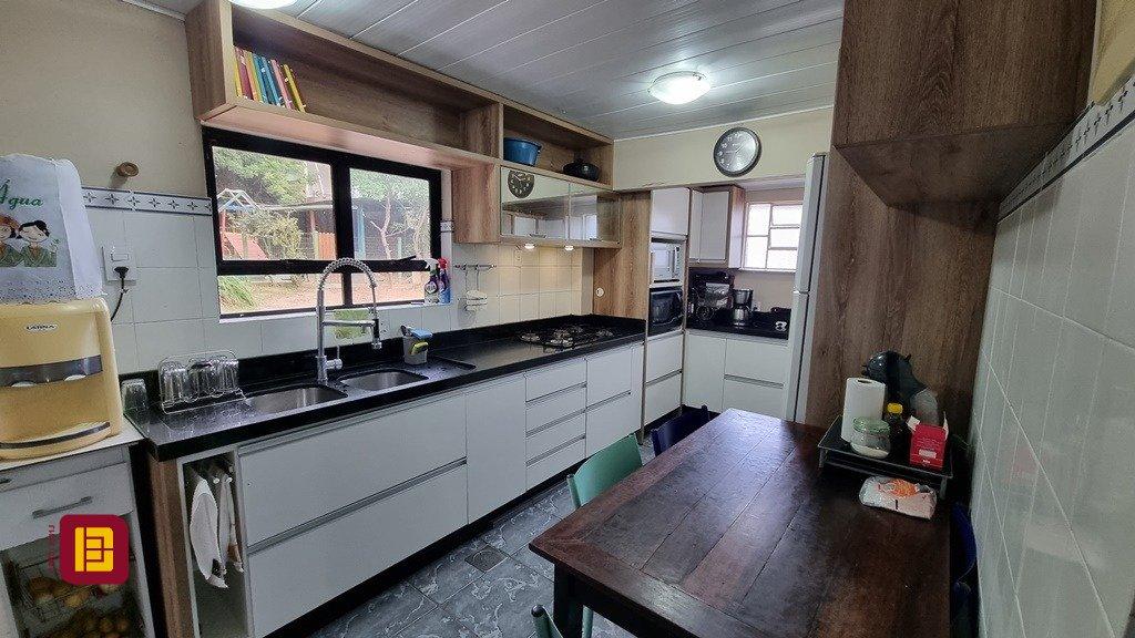 Casa com 270m², 6 quartos (sendo 1 suíte), 2 garagens, no bairro Sambaqui em Florianópolis