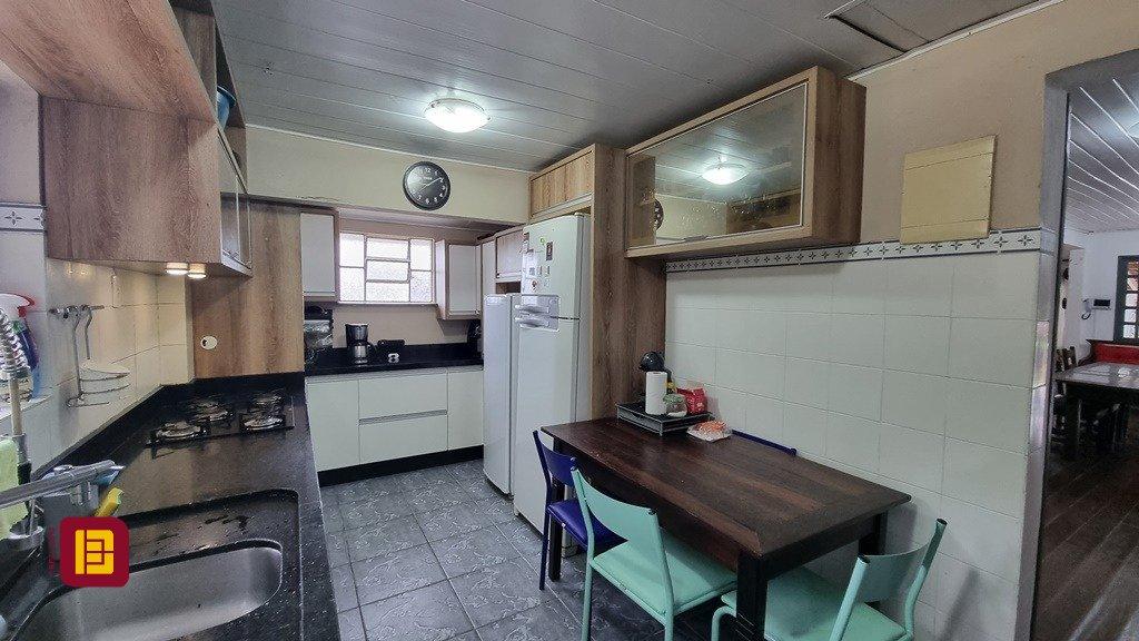 Casa com 270m², 6 quartos (sendo 1 suíte), 2 garagens, no bairro Sambaqui em Florianópolis