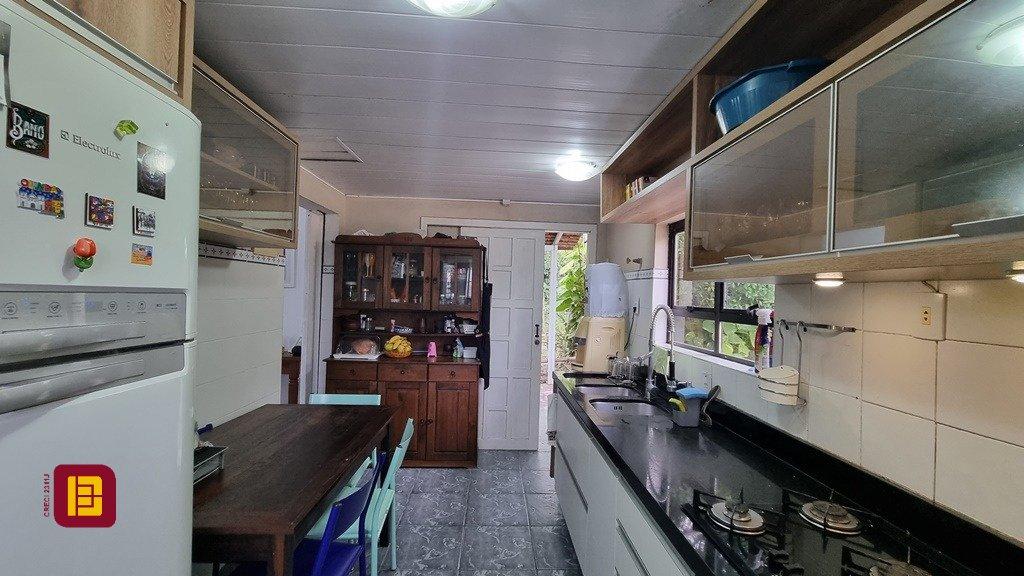 Casa com 270m², 6 quartos (sendo 1 suíte), 2 garagens, no bairro Sambaqui em Florianópolis
