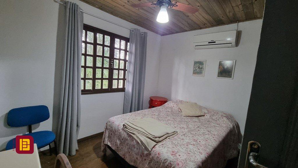 Casa com 270m², 6 quartos (sendo 1 suíte), 2 garagens, no bairro Sambaqui em Florianópolis