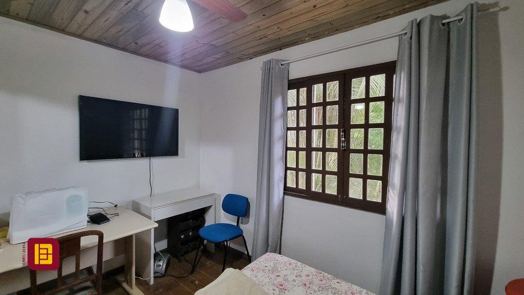 Casa com 270m², 6 quartos (sendo 1 suíte), 2 garagens, no bairro Sambaqui em Florianópolis