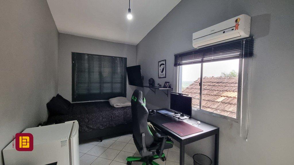 Casa com 270m², 6 quartos (sendo 1 suíte), 2 garagens, no bairro Sambaqui em Florianópolis