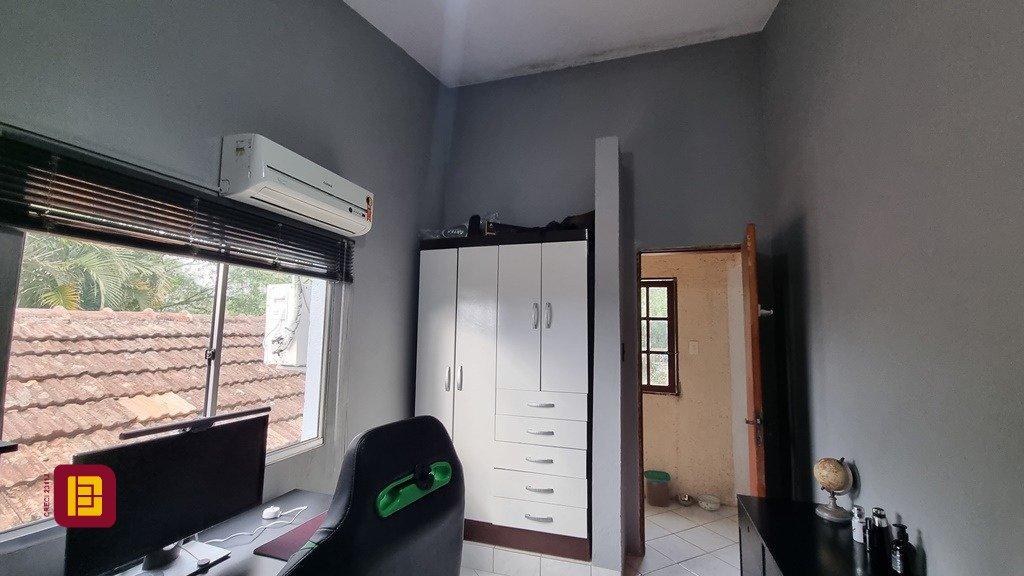 Casa com 270m², 6 quartos (sendo 1 suíte), 2 garagens, no bairro Sambaqui em Florianópolis
