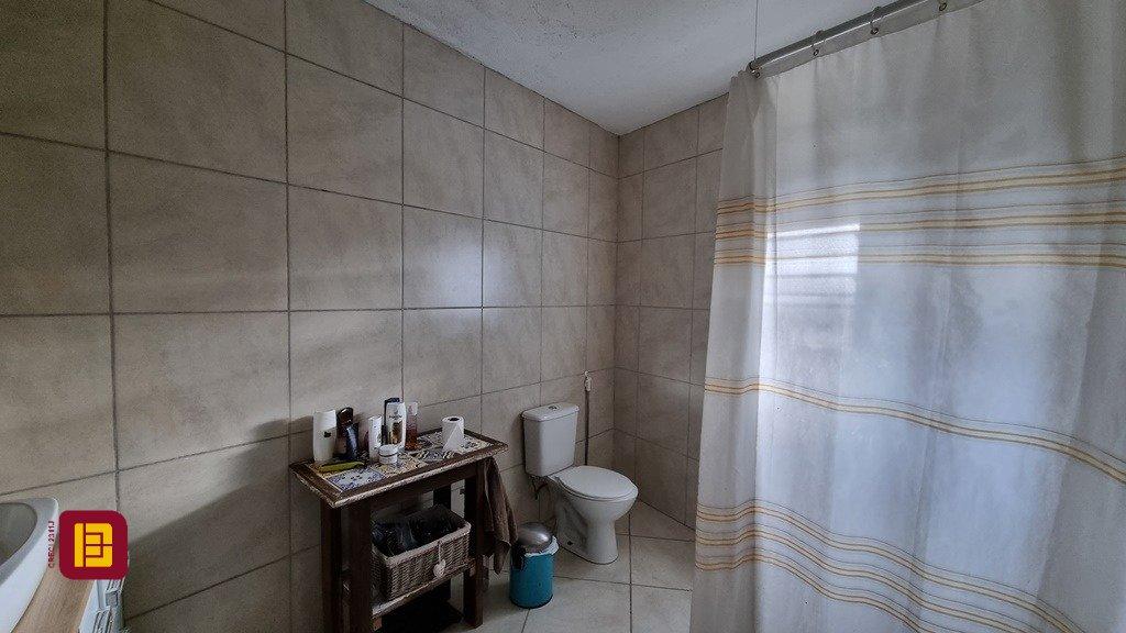 Casa com 270m², 6 quartos (sendo 1 suíte), 2 garagens, no bairro Sambaqui em Florianópolis