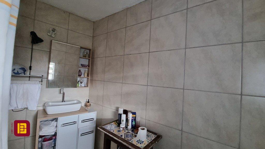Casa com 270m², 6 quartos (sendo 1 suíte), 2 garagens, no bairro Sambaqui em Florianópolis
