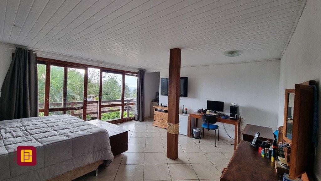 Casa com 270m², 6 quartos (sendo 1 suíte), 2 garagens, no bairro Sambaqui em Florianópolis