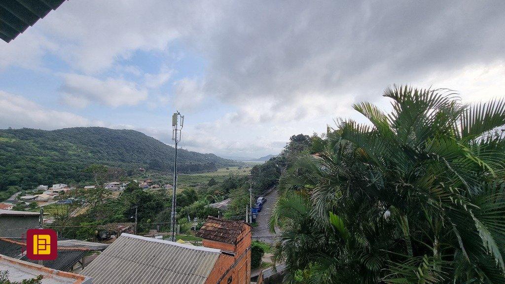 Casa com 270m², 6 quartos (sendo 1 suíte), 2 garagens, no bairro Sambaqui em Florianópolis