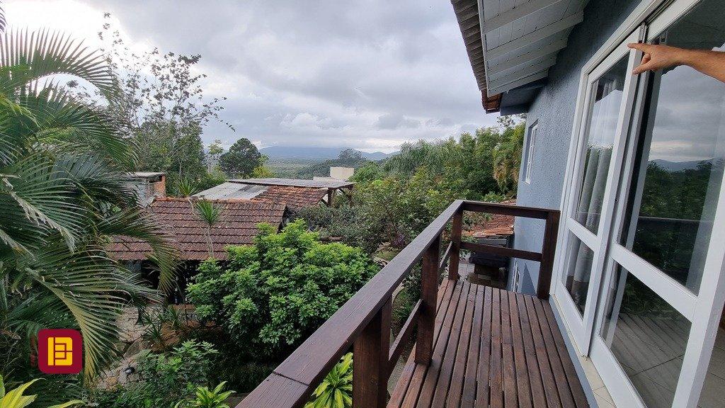 Casa com 270m², 6 quartos (sendo 1 suíte), 2 garagens, no bairro Sambaqui em Florianópolis