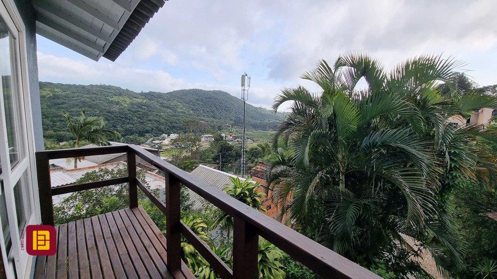 Casa com 270m², 6 quartos (sendo 1 suíte), 2 garagens, no bairro Sambaqui em Florianópolis