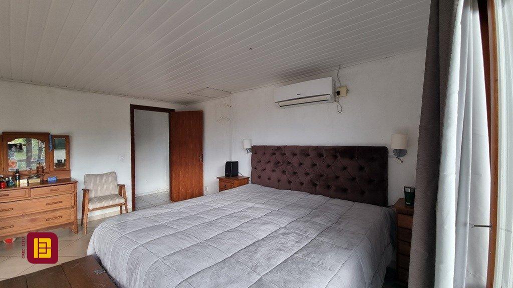 Casa com 270m², 6 quartos (sendo 1 suíte), 2 garagens, no bairro Sambaqui em Florianópolis