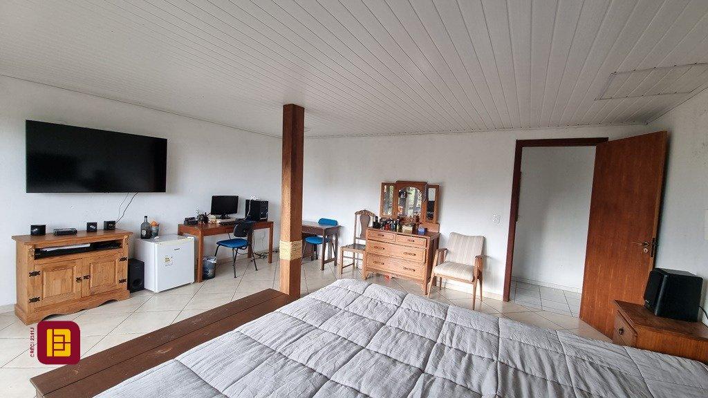 Casa com 270m², 6 quartos (sendo 1 suíte), 2 garagens, no bairro Sambaqui em Florianópolis