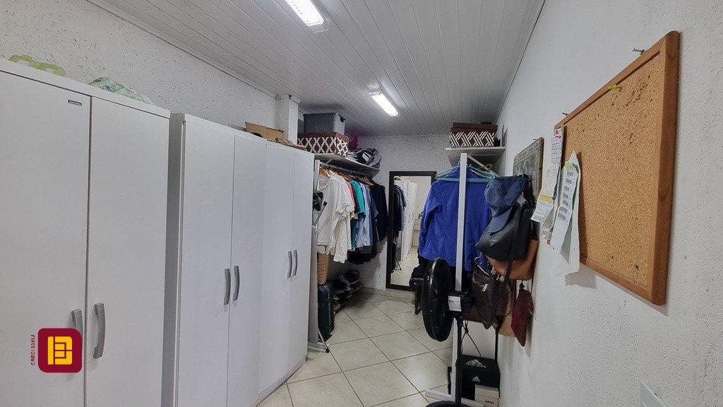 Casa com 270m², 6 quartos (sendo 1 suíte), 2 garagens, no bairro Sambaqui em Florianópolis