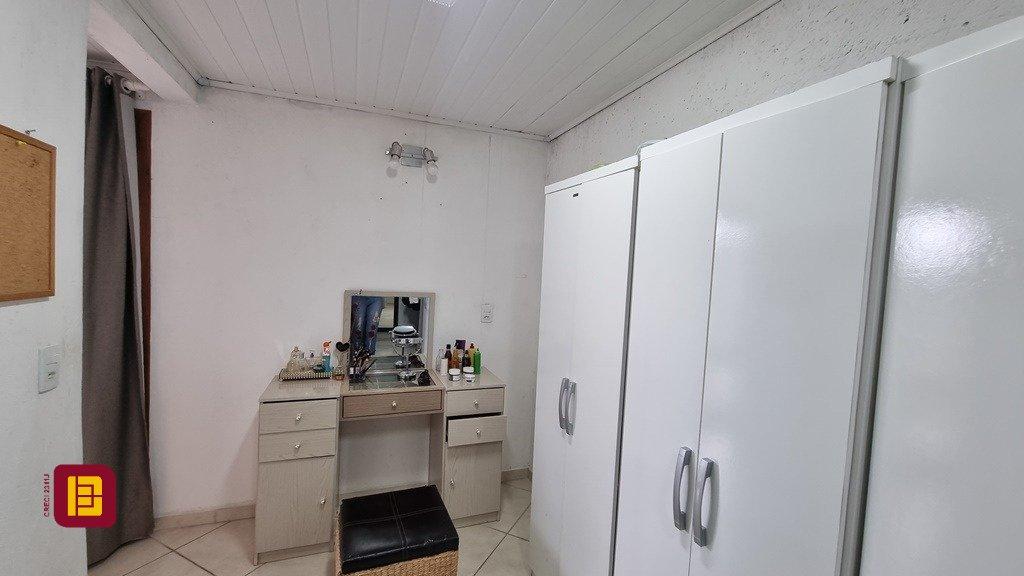 Casa com 270m², 6 quartos (sendo 1 suíte), 2 garagens, no bairro Sambaqui em Florianópolis