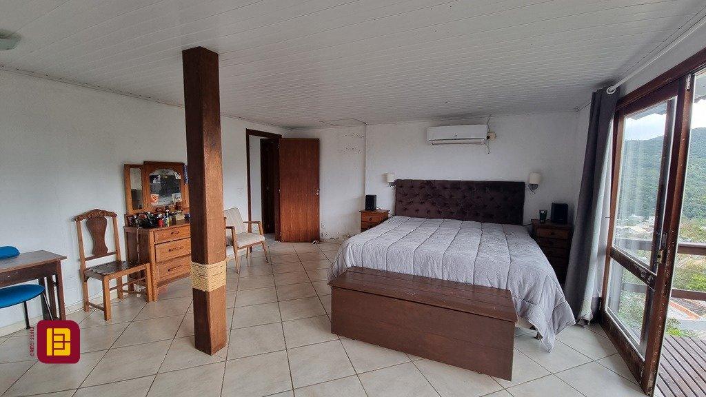 Casa com 270m², 6 quartos (sendo 1 suíte), 2 garagens, no bairro Sambaqui em Florianópolis