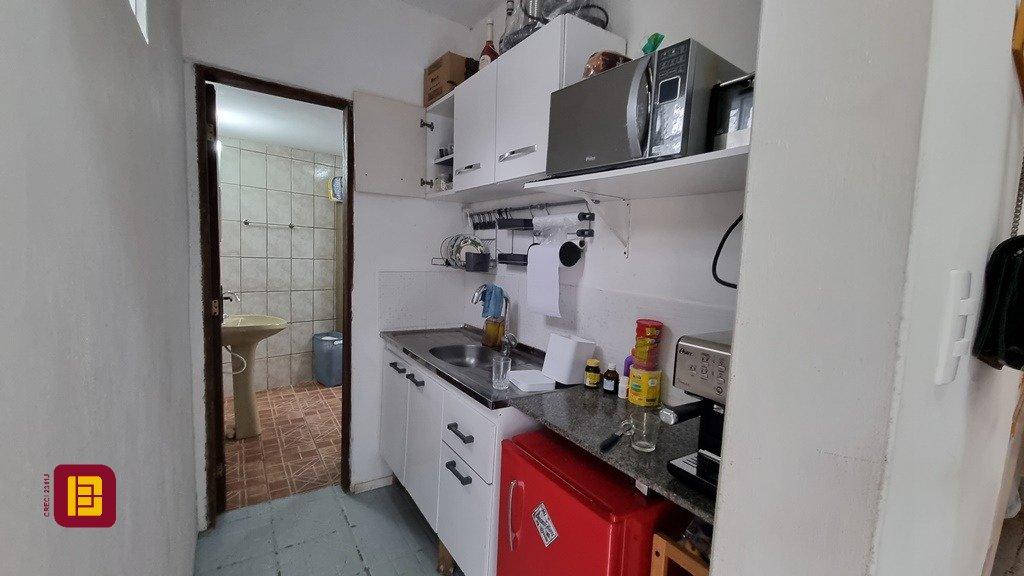Casa com 270m², 6 quartos (sendo 1 suíte), 2 garagens, no bairro Sambaqui em Florianópolis