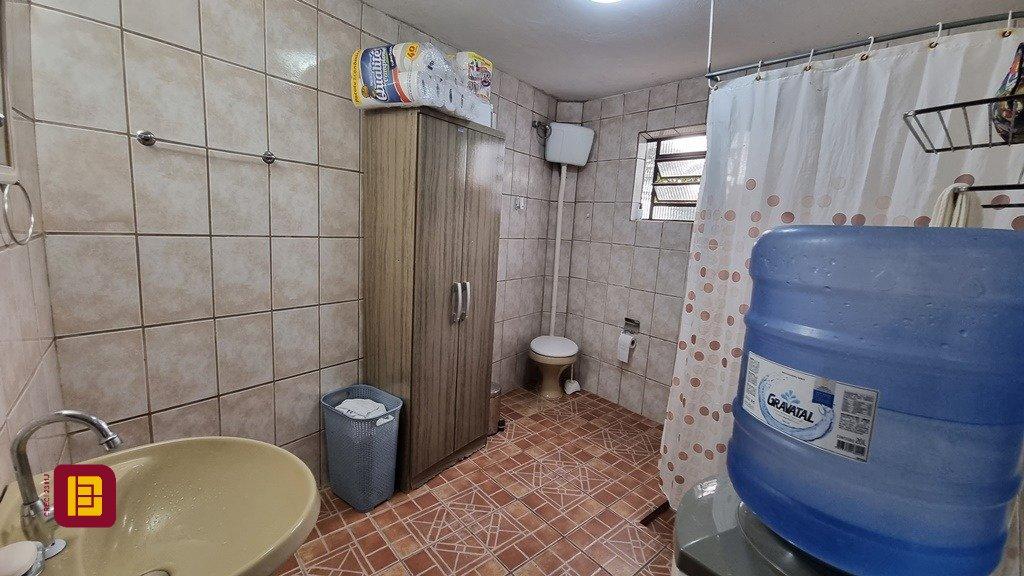 Casa com 270m², 6 quartos (sendo 1 suíte), 2 garagens, no bairro Sambaqui em Florianópolis