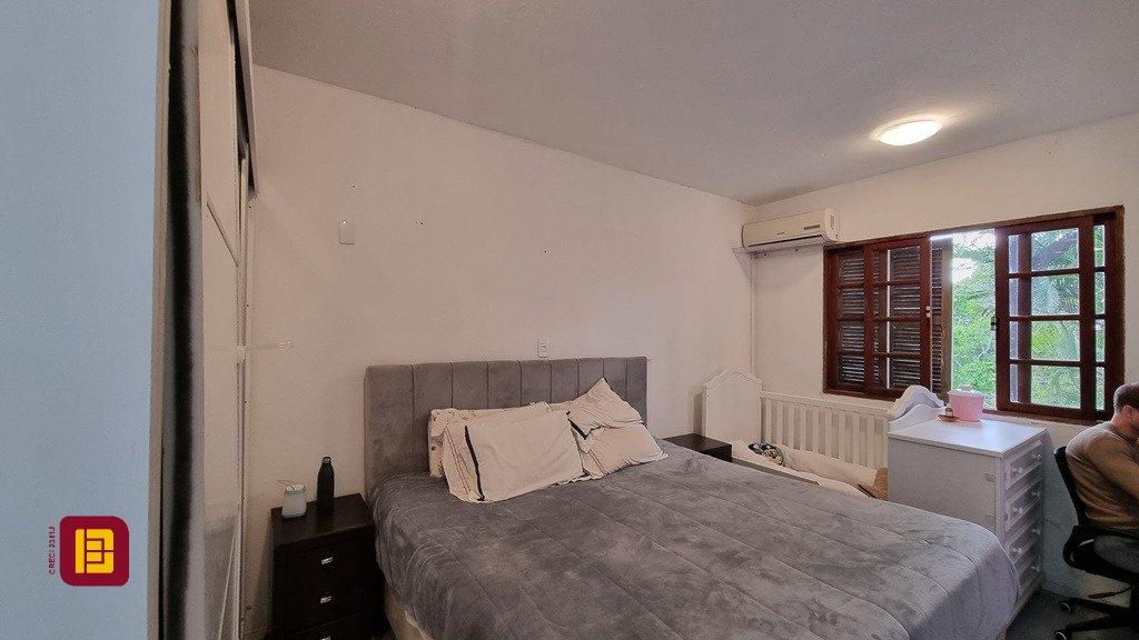Casa com 270m², 6 quartos (sendo 1 suíte), 2 garagens, no bairro Sambaqui em Florianópolis