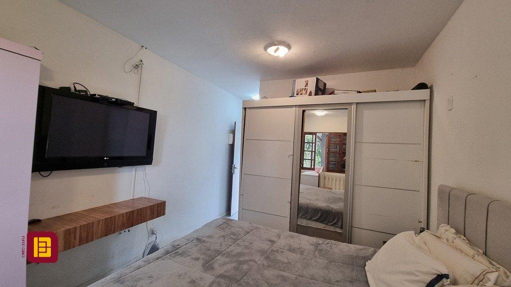 Casa com 270m², 6 quartos (sendo 1 suíte), 2 garagens, no bairro Sambaqui em Florianópolis