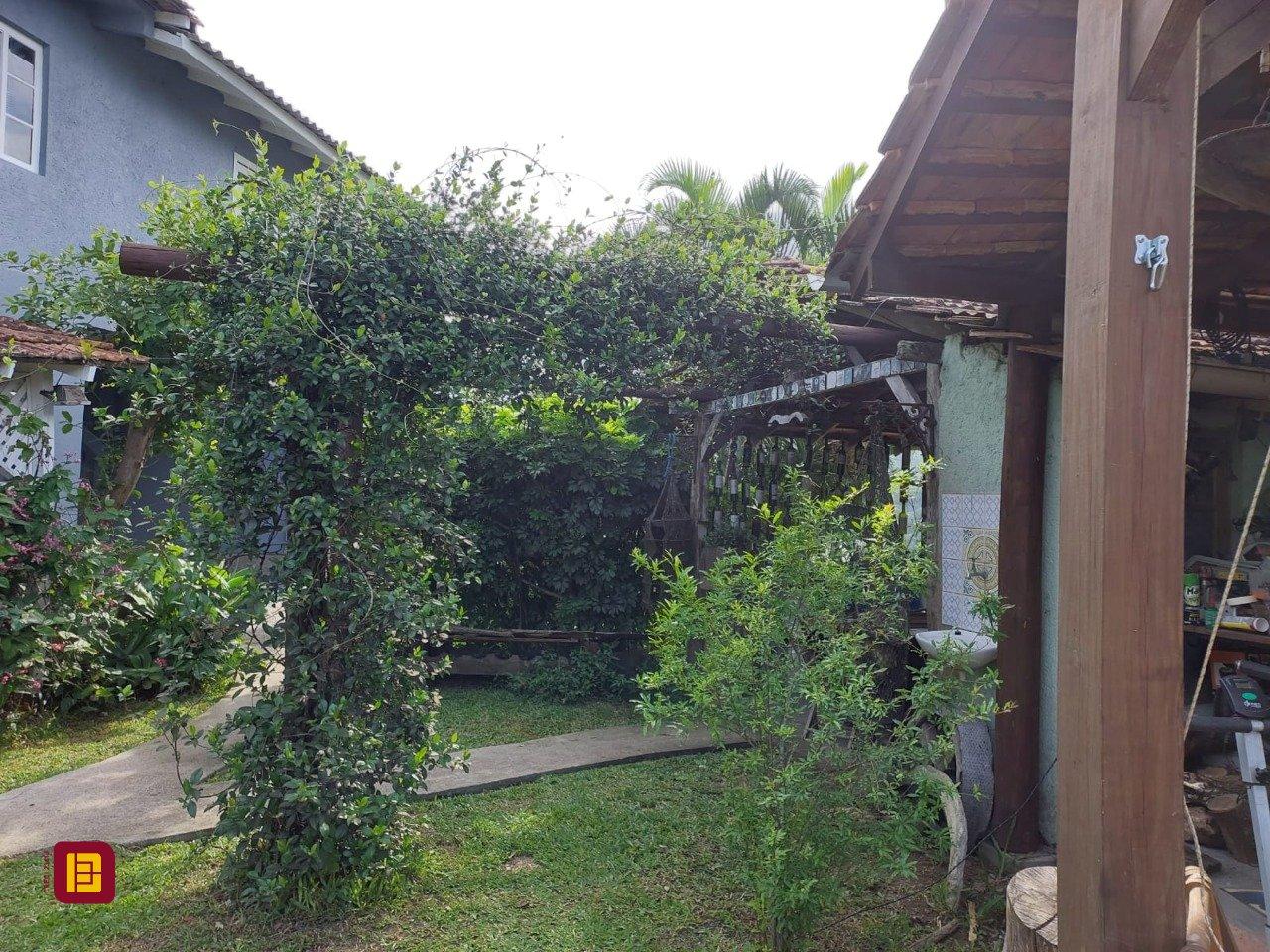 Casa com 270m², 6 quartos (sendo 1 suíte), 2 garagens, no bairro Sambaqui em Florianópolis