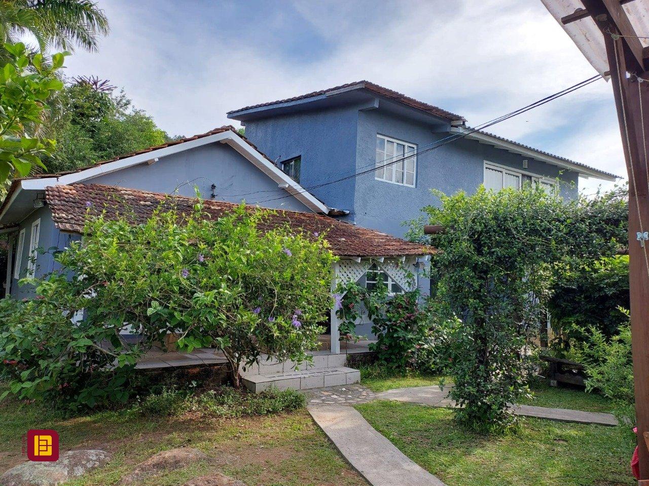 Casa com 270m², 6 quartos (sendo 1 suíte), 2 garagens, no bairro Sambaqui em Florianópolis