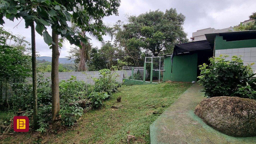 Casa com 270m², 6 quartos (sendo 1 suíte), 2 garagens, no bairro Sambaqui em Florianópolis