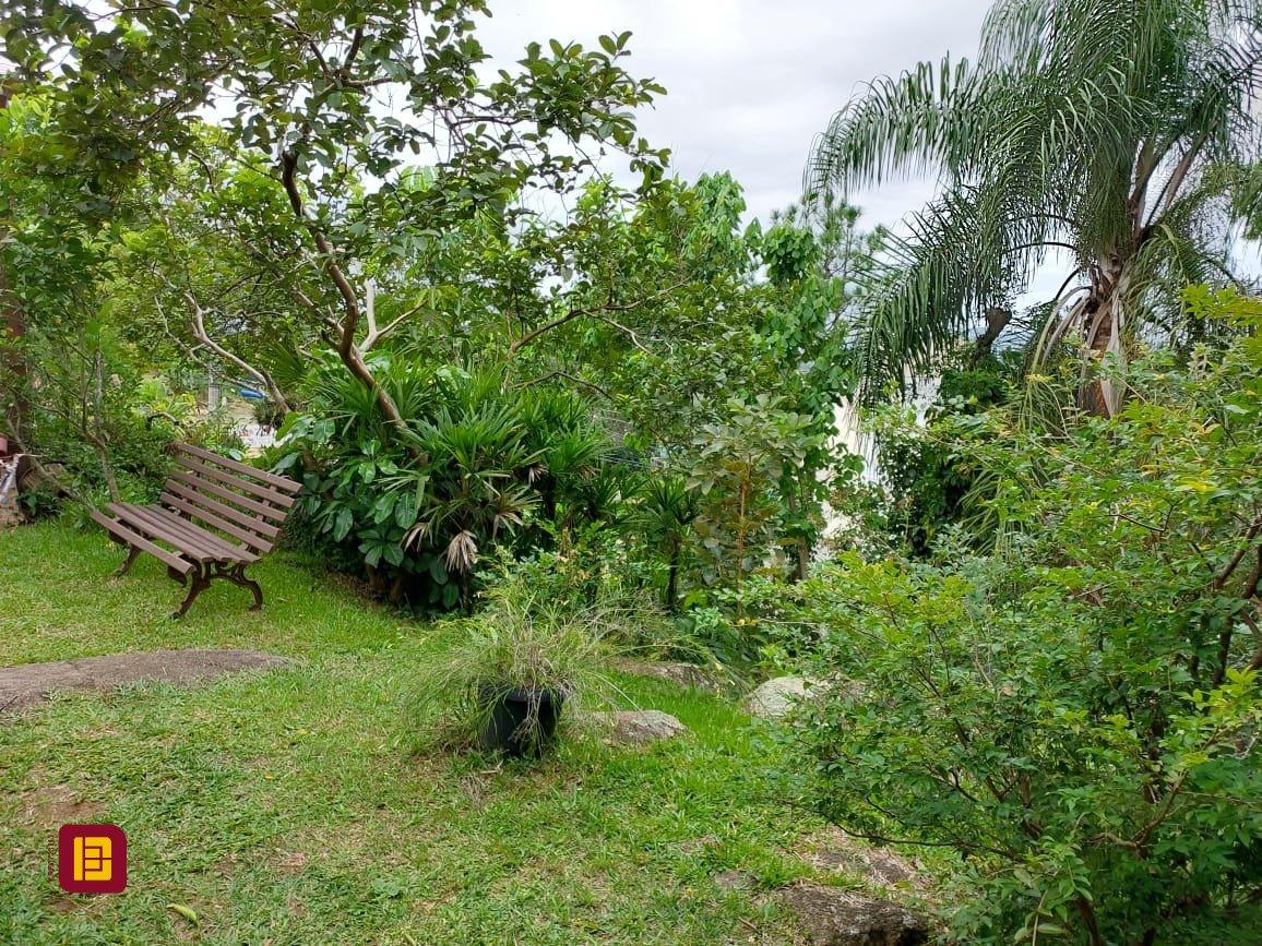 Casa com 270m², 6 quartos (sendo 1 suíte), 2 garagens, no bairro Sambaqui em Florianópolis