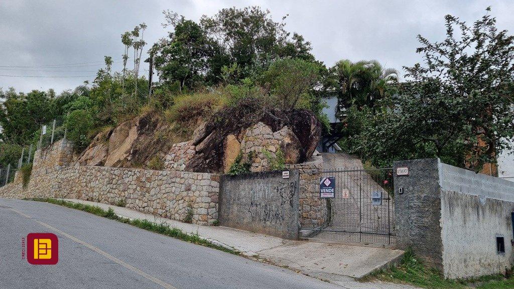 Casa com 270m², 6 quartos (sendo 1 suíte), 2 garagens, no bairro Sambaqui em Florianópolis