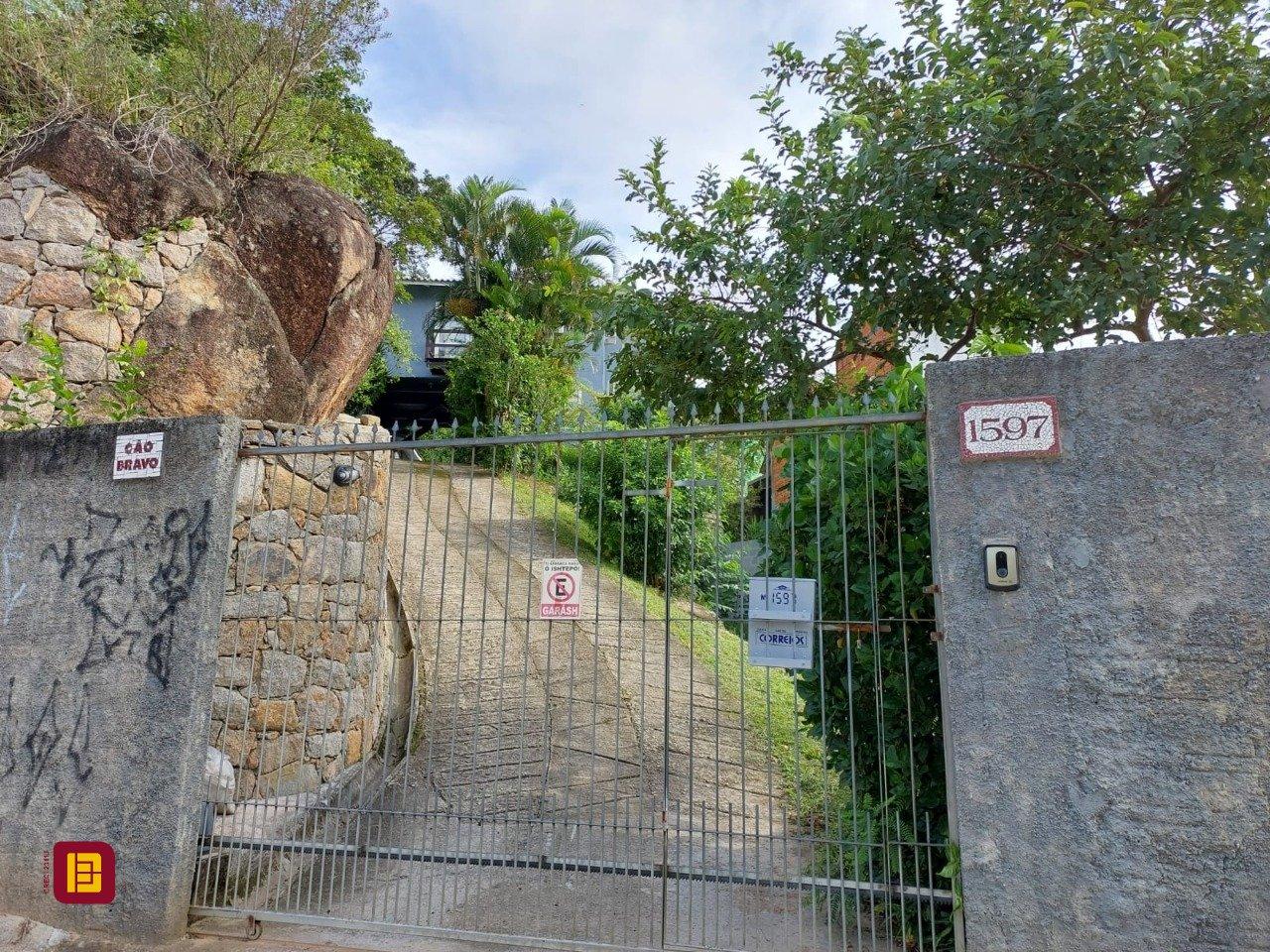 Casa com 270m², 6 quartos (sendo 1 suíte), 2 garagens, no bairro Sambaqui em Florianópolis