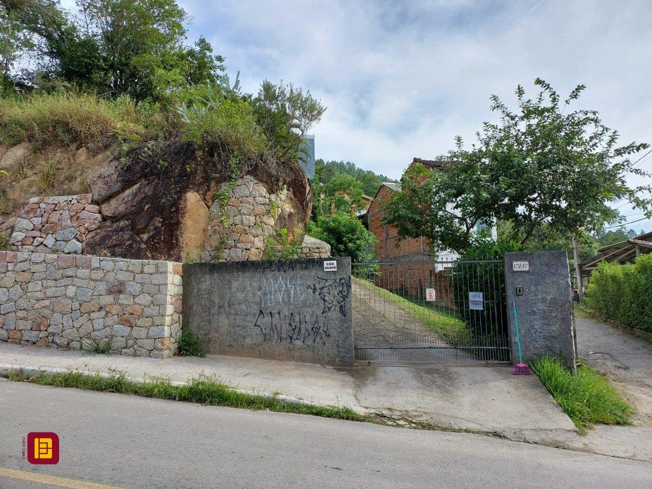 Casa com 270m², 6 quartos (sendo 1 suíte), 2 garagens, no bairro Sambaqui em Florianópolis