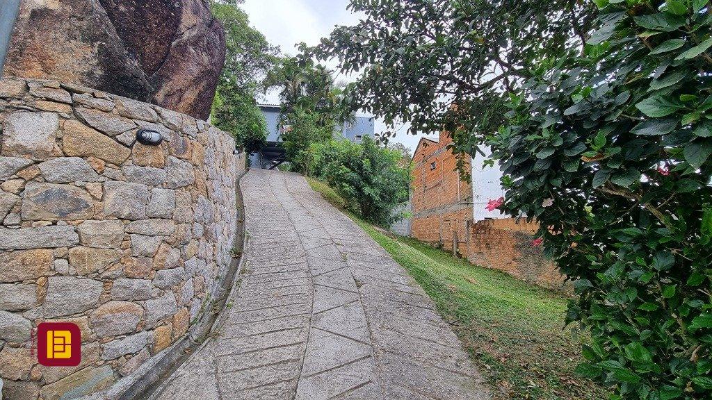 Casa com 270m², 6 quartos (sendo 1 suíte), 2 garagens, no bairro Sambaqui em Florianópolis