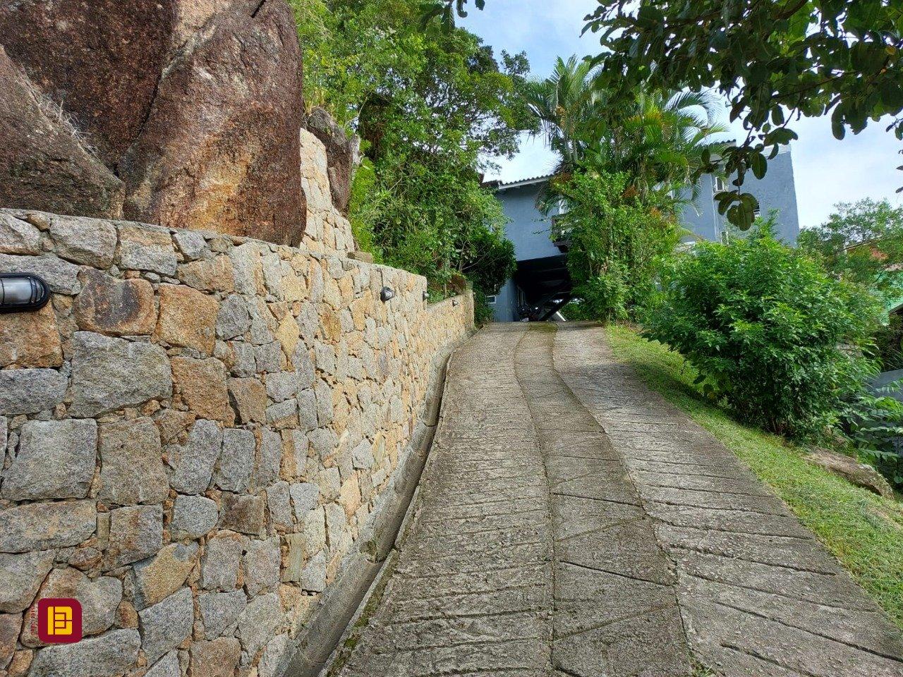 Casa com 270m², 6 quartos (sendo 1 suíte), 2 garagens, no bairro Sambaqui em Florianópolis