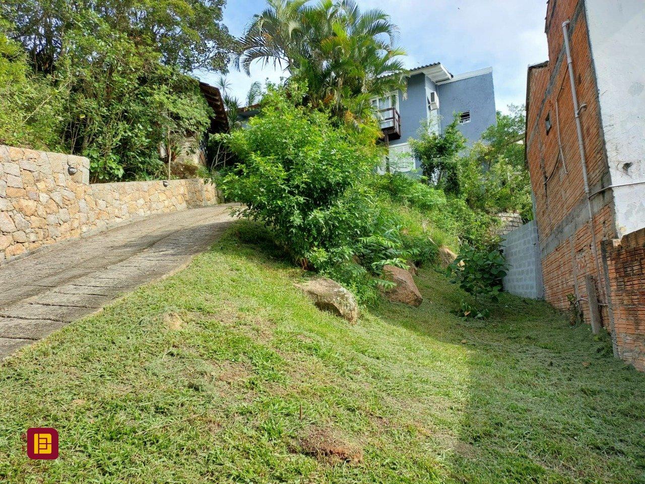 Casa com 270m², 6 quartos (sendo 1 suíte), 2 garagens, no bairro Sambaqui em Florianópolis