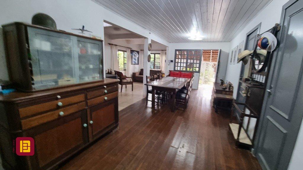 Casa com 270m², 6 quartos (sendo 1 suíte), 2 garagens, no bairro Sambaqui em Florianópolis