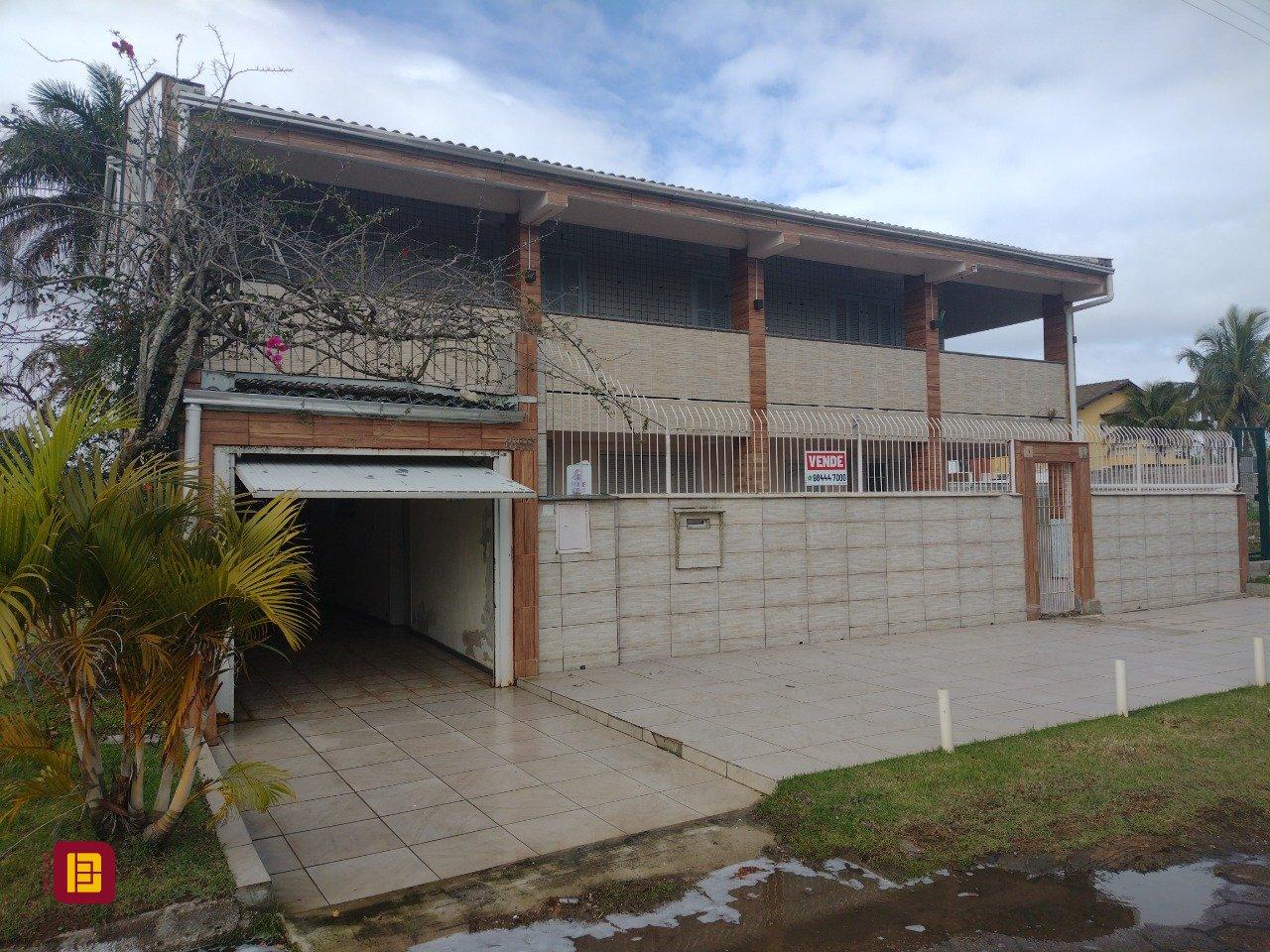 Casa com 545m², 7 quartos (sendo 4 suítes), 3 garagens, no bairro Daniela em Florianópolis
