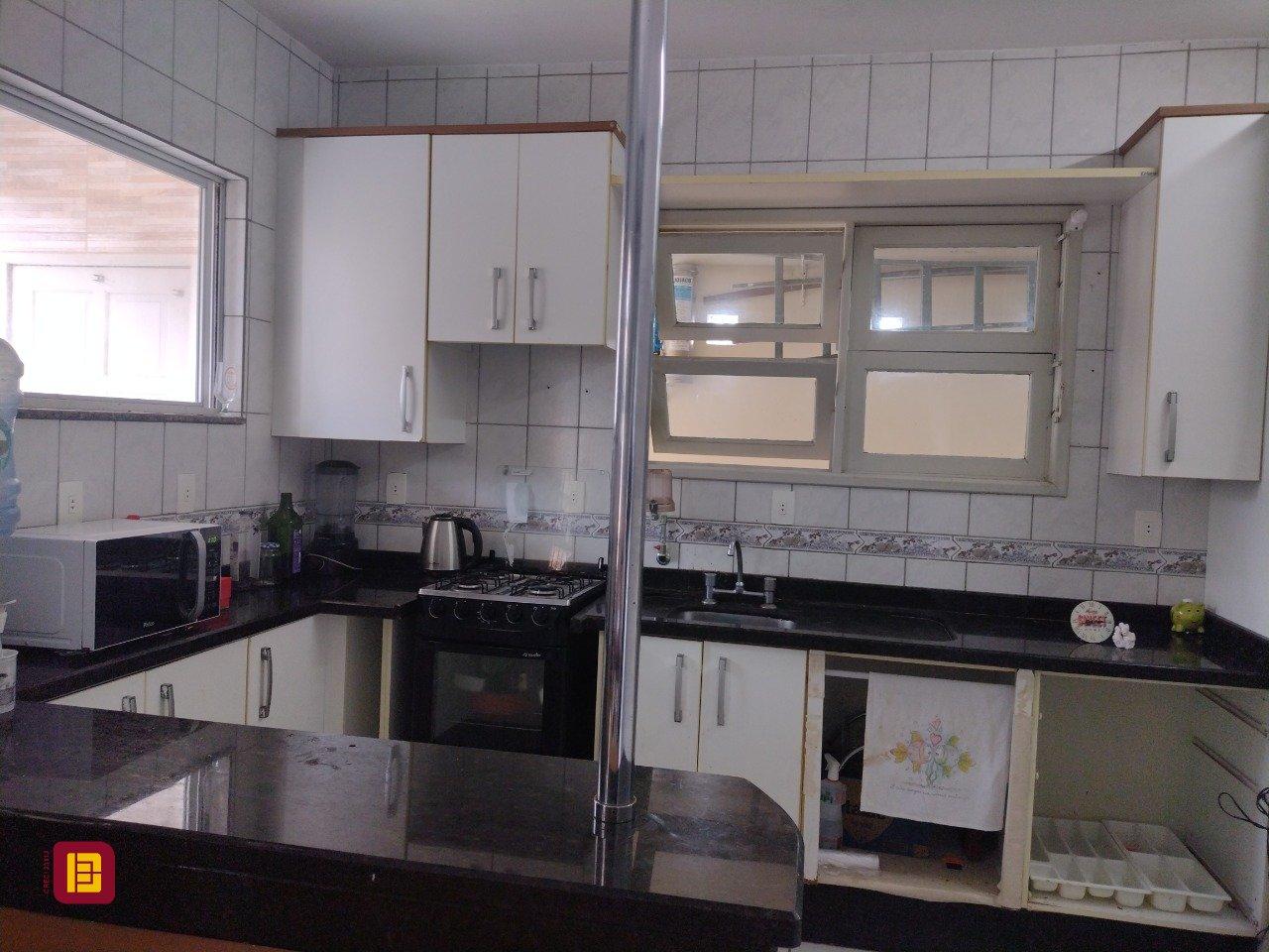 Casa com 545m², 7 quartos (sendo 4 suítes), 3 garagens, no bairro Daniela em Florianópolis