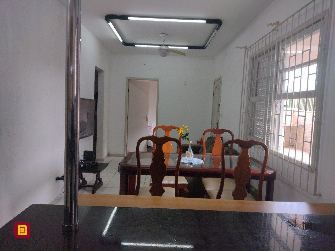 Casa com 545m², 7 quartos (sendo 4 suítes), 3 garagens, no bairro Daniela em Florianópolis