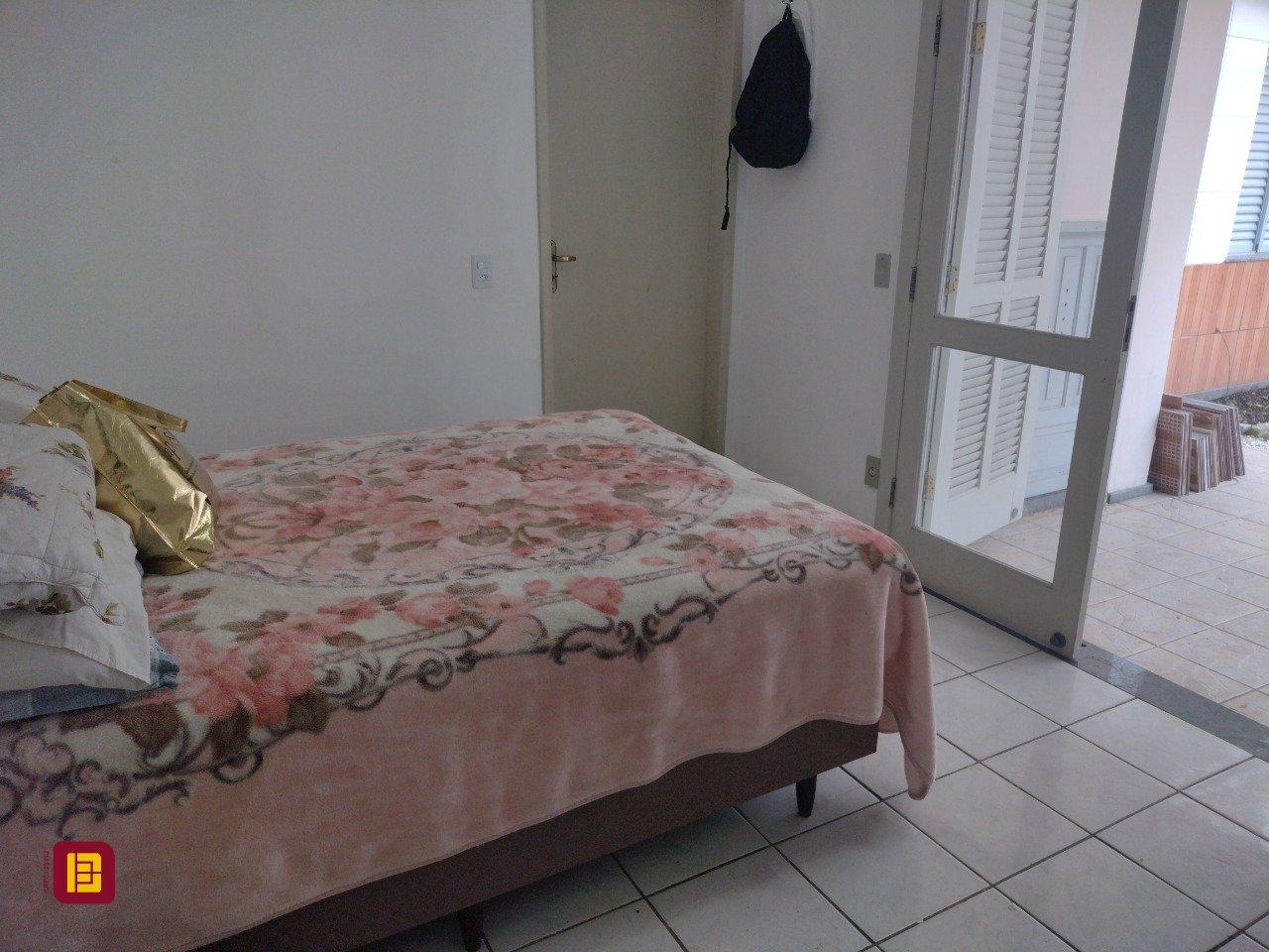 Casa com 545m², 7 quartos (sendo 4 suítes), 3 garagens, no bairro Daniela em Florianópolis