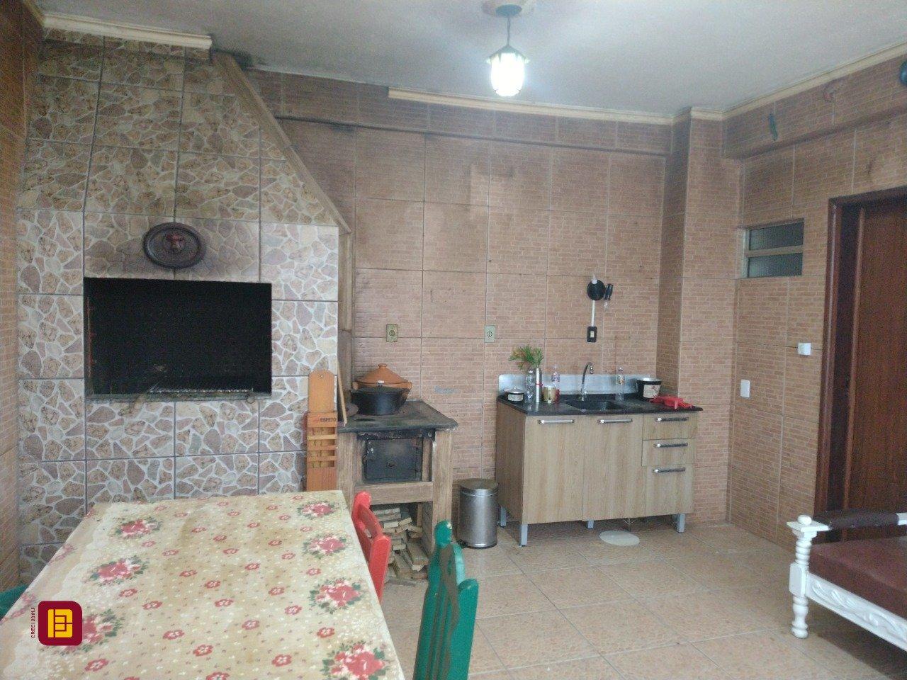 Casa com 545m², 7 quartos (sendo 4 suítes), 3 garagens, no bairro Daniela em Florianópolis