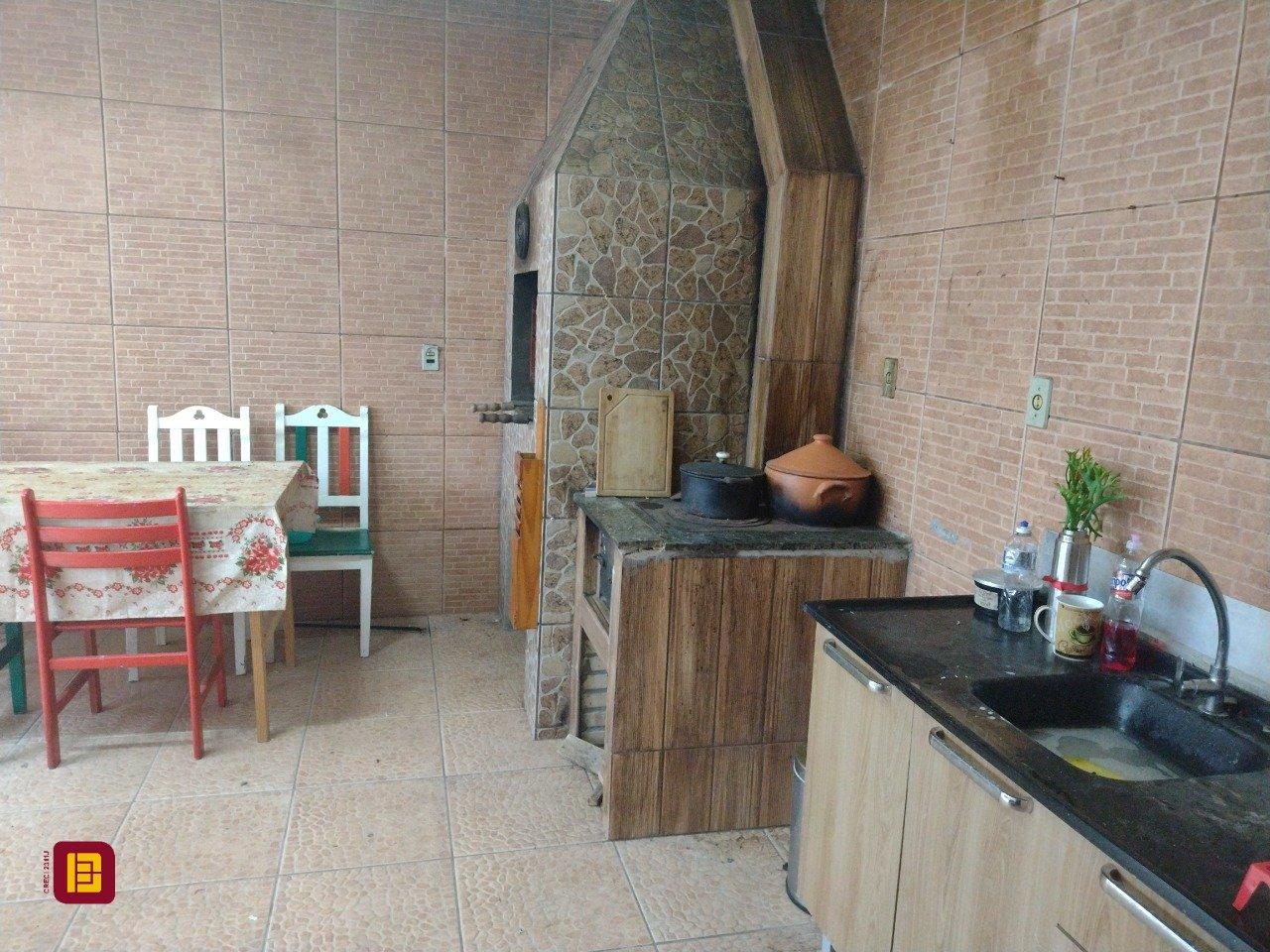 Casa com 545m², 7 quartos (sendo 4 suítes), 3 garagens, no bairro Daniela em Florianópolis