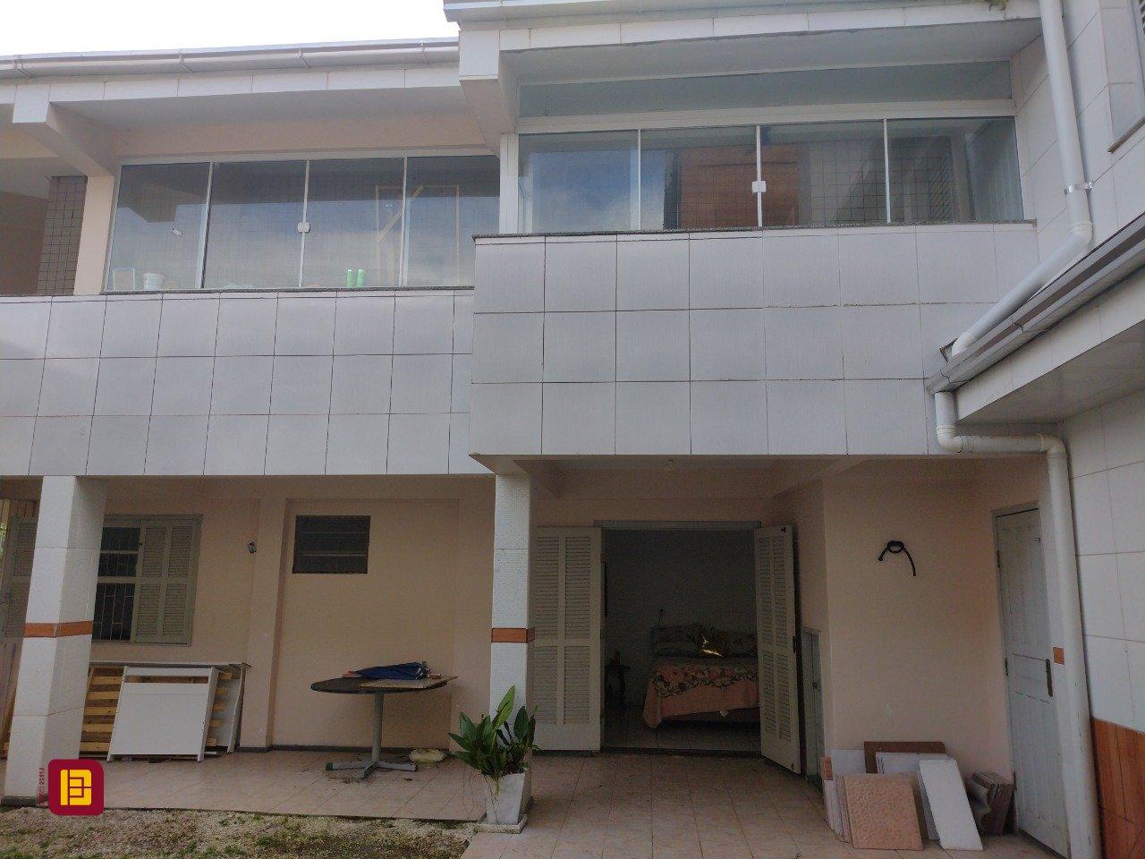 Casa com 545m², 7 quartos (sendo 4 suítes), 3 garagens, no bairro Daniela em Florianópolis
