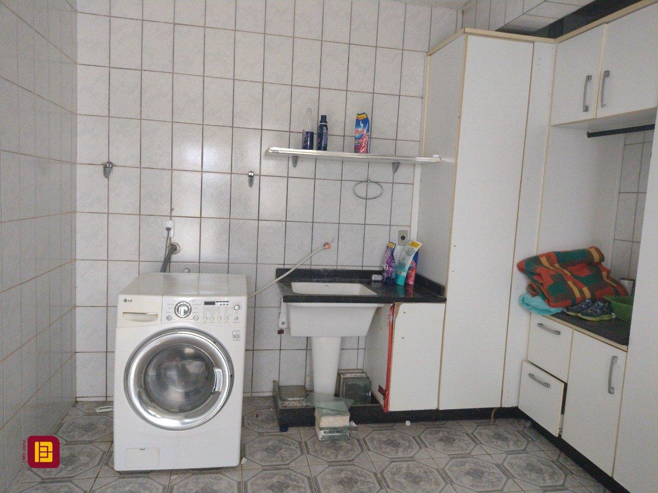 Casa com 545m², 7 quartos (sendo 4 suítes), 3 garagens, no bairro Daniela em Florianópolis