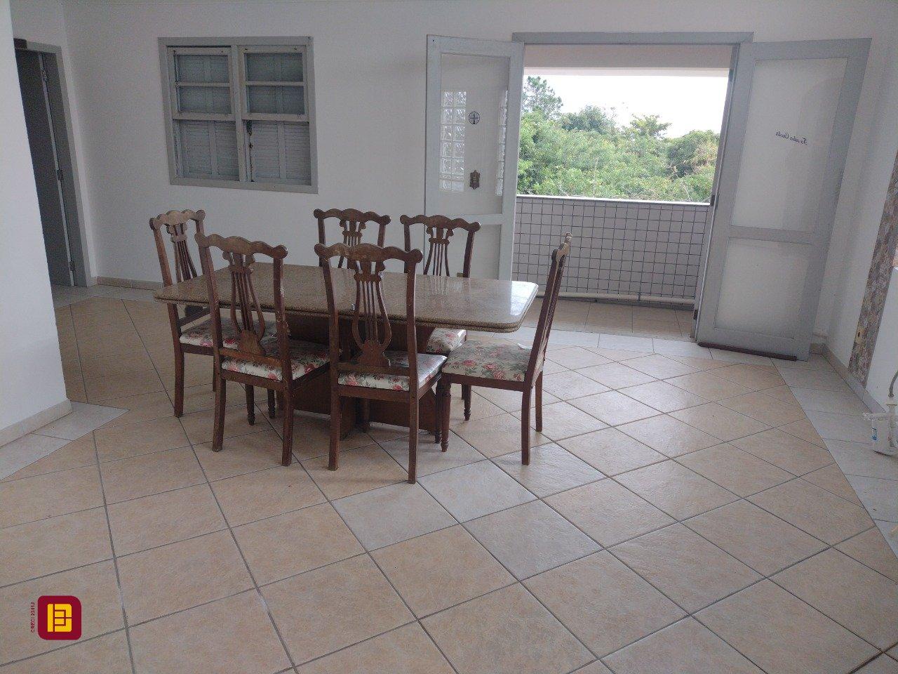 Casa com 545m², 7 quartos (sendo 4 suítes), 3 garagens, no bairro Daniela em Florianópolis