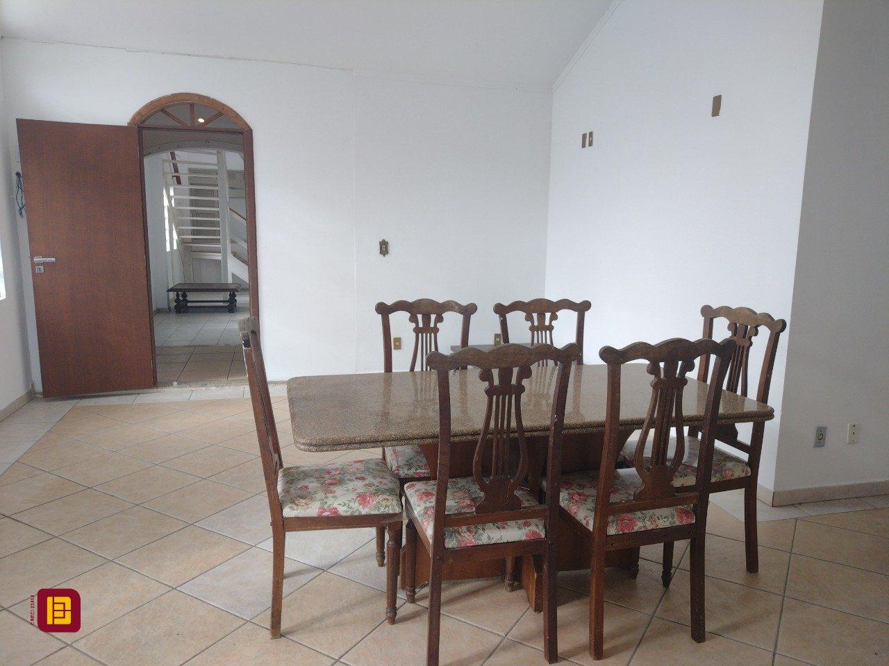 Casa com 545m², 7 quartos (sendo 4 suítes), 3 garagens, no bairro Daniela em Florianópolis