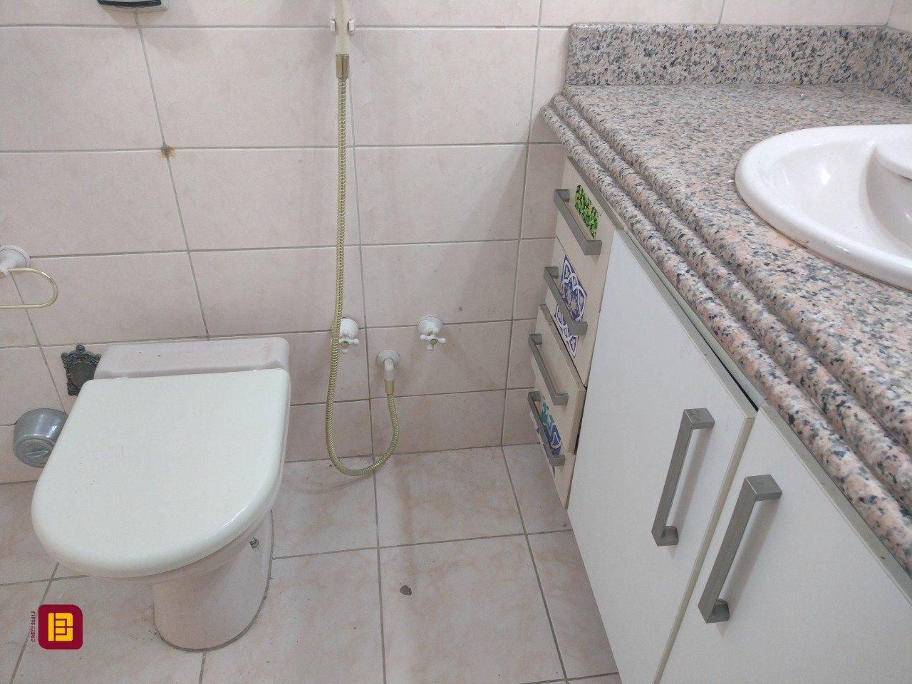 Casa com 545m², 7 quartos (sendo 4 suítes), 3 garagens, no bairro Daniela em Florianópolis
